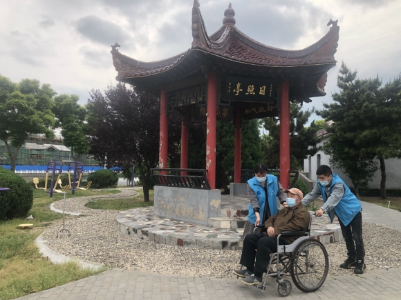 網(wǎng)格員陪老人散心。 興化市委宣傳部供圖