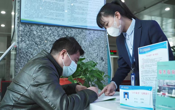 工作人員在受理群眾反映的“辦不成事”。灌云縣委宣傳部供圖_副本