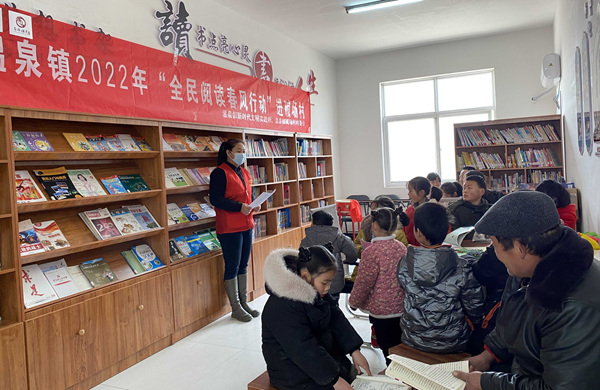 “全民閱讀春風(fēng)行動(dòng)”走進(jìn)堿場(chǎng)村。東海縣委宣傳部供圖