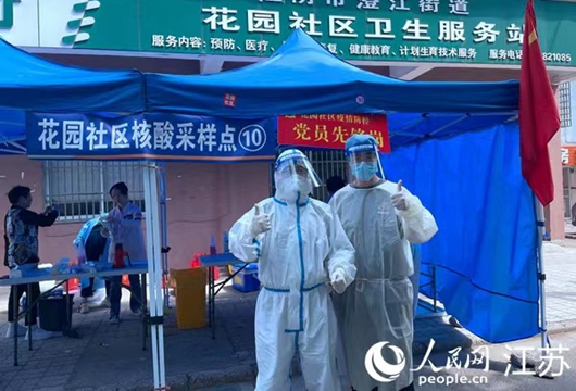 金湖兩名招商員在江陰就地當(dāng)起了志愿者