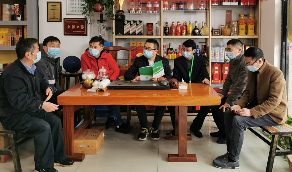 客戶經(jīng)理借助誠(chéng)信互助小組會(huì)議宣講民法典。吳紅霞攝