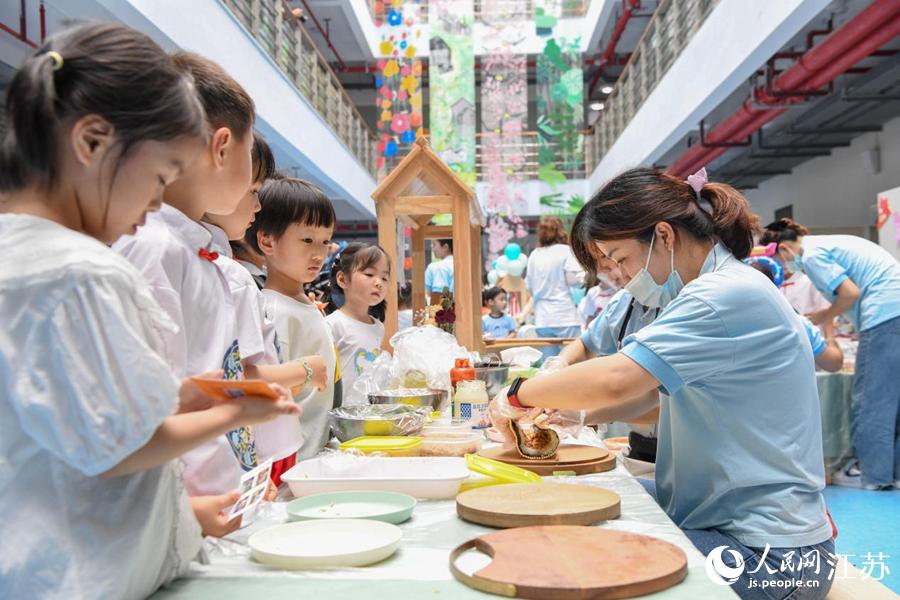 淺水灣幼兒園的孩子們參加幼兒園的自助餐活動(dòng)。胡潤攝