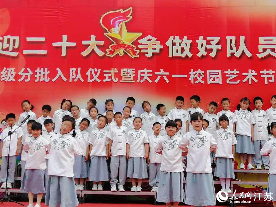 ���υ^(q��)һС�W(xu��)�e��2021��(j��)һ�꼉(j��)�W(xu��)�����(du��)�xʽ�����υ^(q��)ί���������D