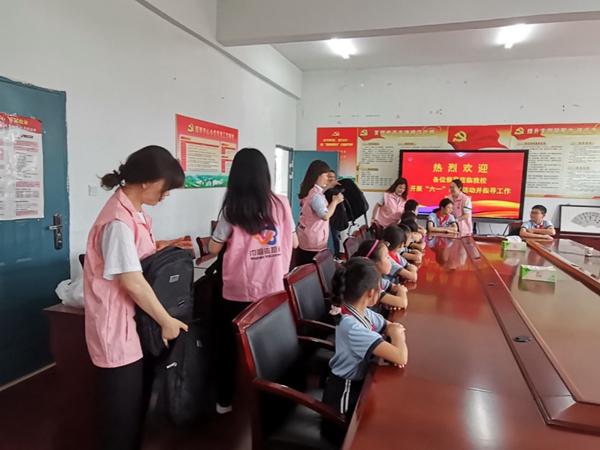 志愿者為新港村低收入家庭兒童贈(zèng)送助學(xué)金和學(xué)習(xí)用品。高淳煙草供圖