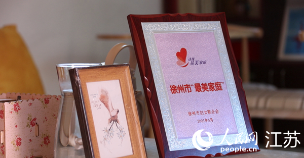 王繼蓮家庭獲得的部分榮譽。人民網(wǎng) 冷金明攝