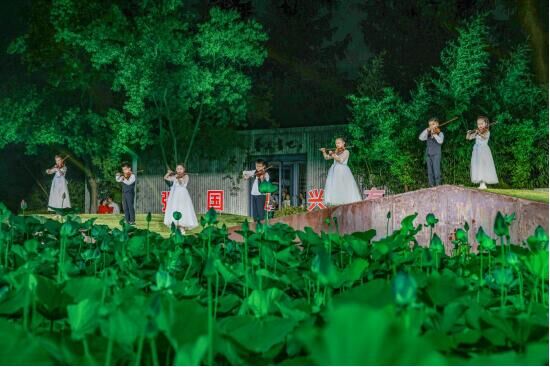 圖為小提琴合奏《我愛你中國》。盛義攝