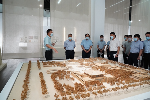 江蘇省住建廳青年員工參觀學(xué)習(xí)吳良鏞學(xué)術(shù)成就展。魯茂亮攝