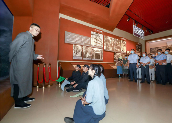 南京市雨花臺區(qū)青年教師史佩強（左）扮演雨花英烈惲代英。雨花臺烈士紀念館供圖