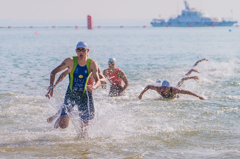 2022年國內(nèi)首場鐵人三項(xiàng)賽在連島圓滿收官。徐曉靜攝
