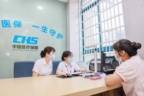 市民朱女士正在&ldquo;醫(yī)保驛站&rdquo;咨詢醫(yī)保業(yè)務(wù)。盛義攝