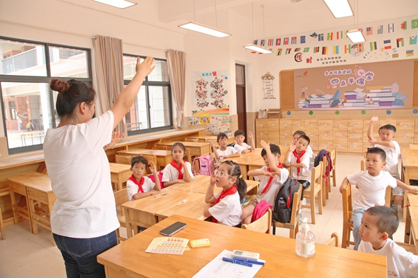 金中河西建鄴“四點(diǎn)半課堂”暑期托管班開課。建鄴區(qū)委宣傳部供圖