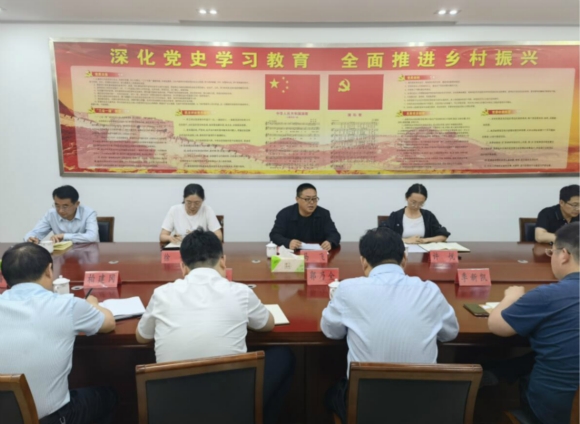 鹽城經(jīng)開區(qū)紀(jì)工委向步鳳鎮(zhèn)送達(dá)《黨風(fēng)廉政建設(shè)提醒函》。夏春亞攝