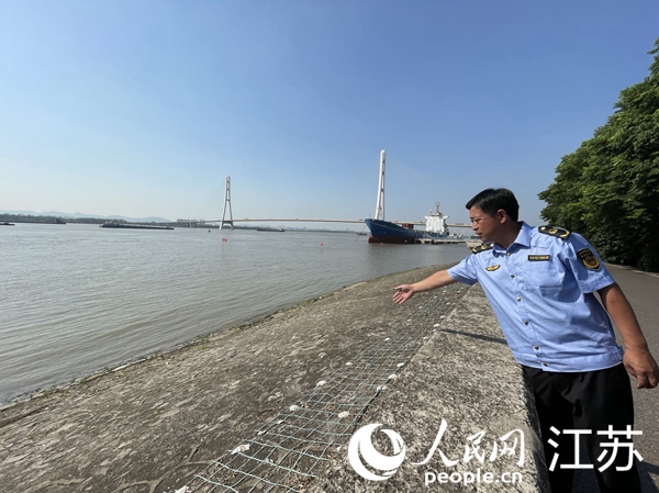 李衛(wèi)芳介紹安裝在堤壩上的振動(dòng)光纖。人民網(wǎng) 顧姝姝攝