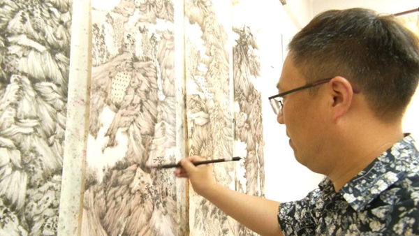 美術(shù)愛好者佘靖華作品創(chuàng)作現(xiàn)場(chǎng)。潘明泰攝