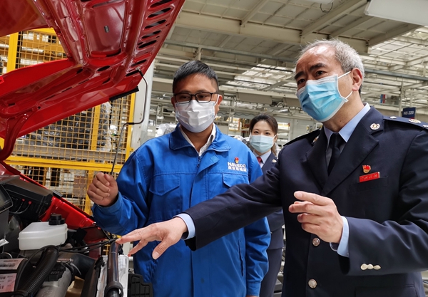 南京市稅務(wù)局“稅事好商量”稅收服務(wù)隊(duì)走進(jìn)南京依維柯汽車(chē)有限公司走訪(fǎng)調(diào)研。江蘇稅務(wù)供圖