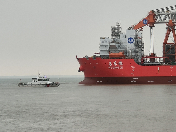 南通海事局保障國(guó)內(nèi)首艘風(fēng)電基礎(chǔ)一體化作業(yè)施工船&ldquo;烏東德&rdquo;號(hào)順利下水