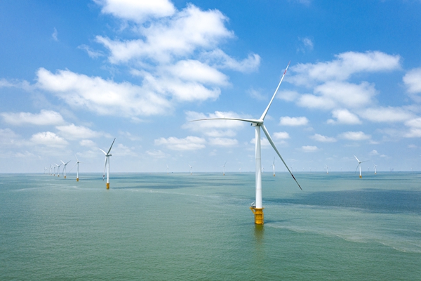 亞洲最大海上風(fēng)電場(chǎng)完成&ldquo;保安全保并網(wǎng)&rdquo;工作。南通海事局供圖