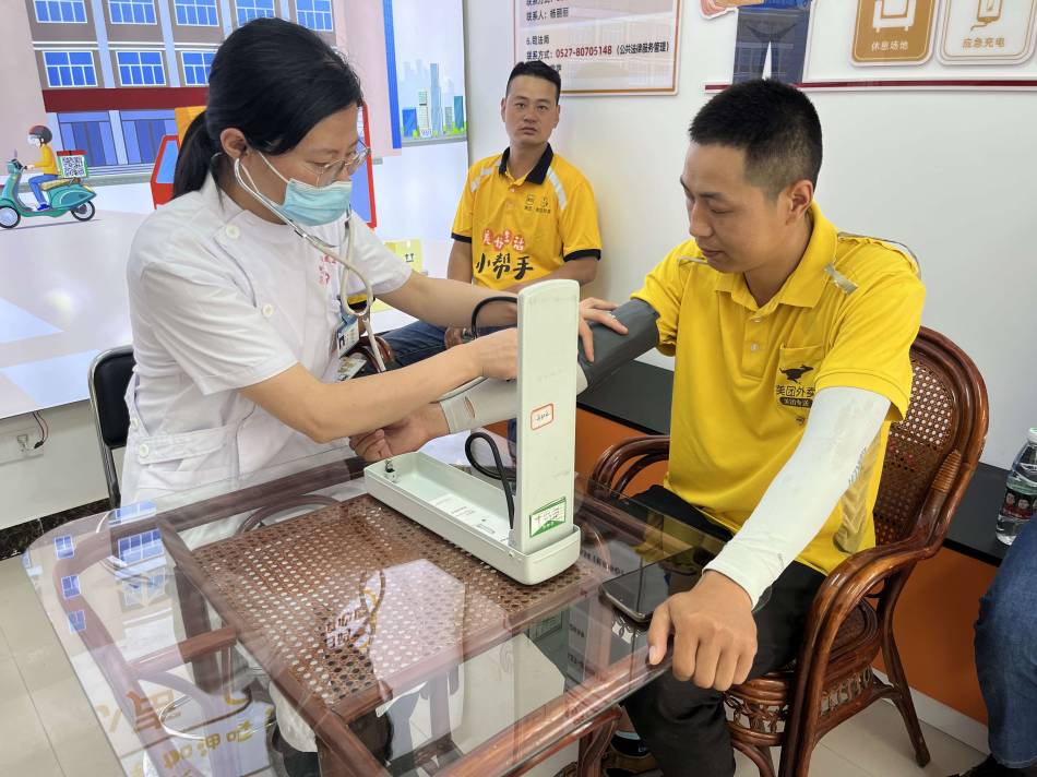 “蜂巢”提供飲水、充電、閱讀等5項基礎(chǔ)服務(wù)，打造5分鐘休息圈。孫茹龍攝