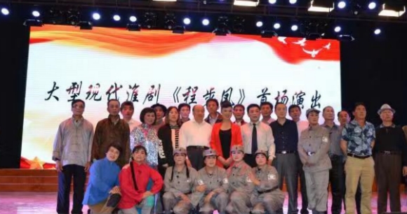 群眾自編自導(dǎo)自演大型紅色淮劇《程步鳳》巡回演出。丁杰攝