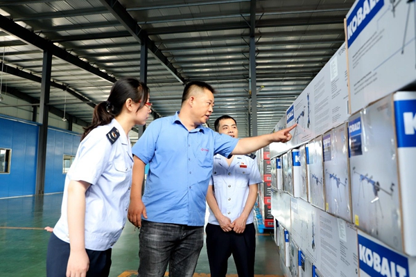 工作人員在企業(yè)開展&ldquo;問(wèn)需求 送政策&rdquo;走訪調(diào)研活動(dòng)。江蘇稅務(wù)供圖