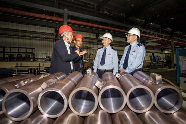 稅務(wù)人員輔導(dǎo)企業(yè)落實(shí)稅費(fèi)優(yōu)惠政策，服務(wù)企業(yè)打通上下游。江蘇稅務(wù)供圖