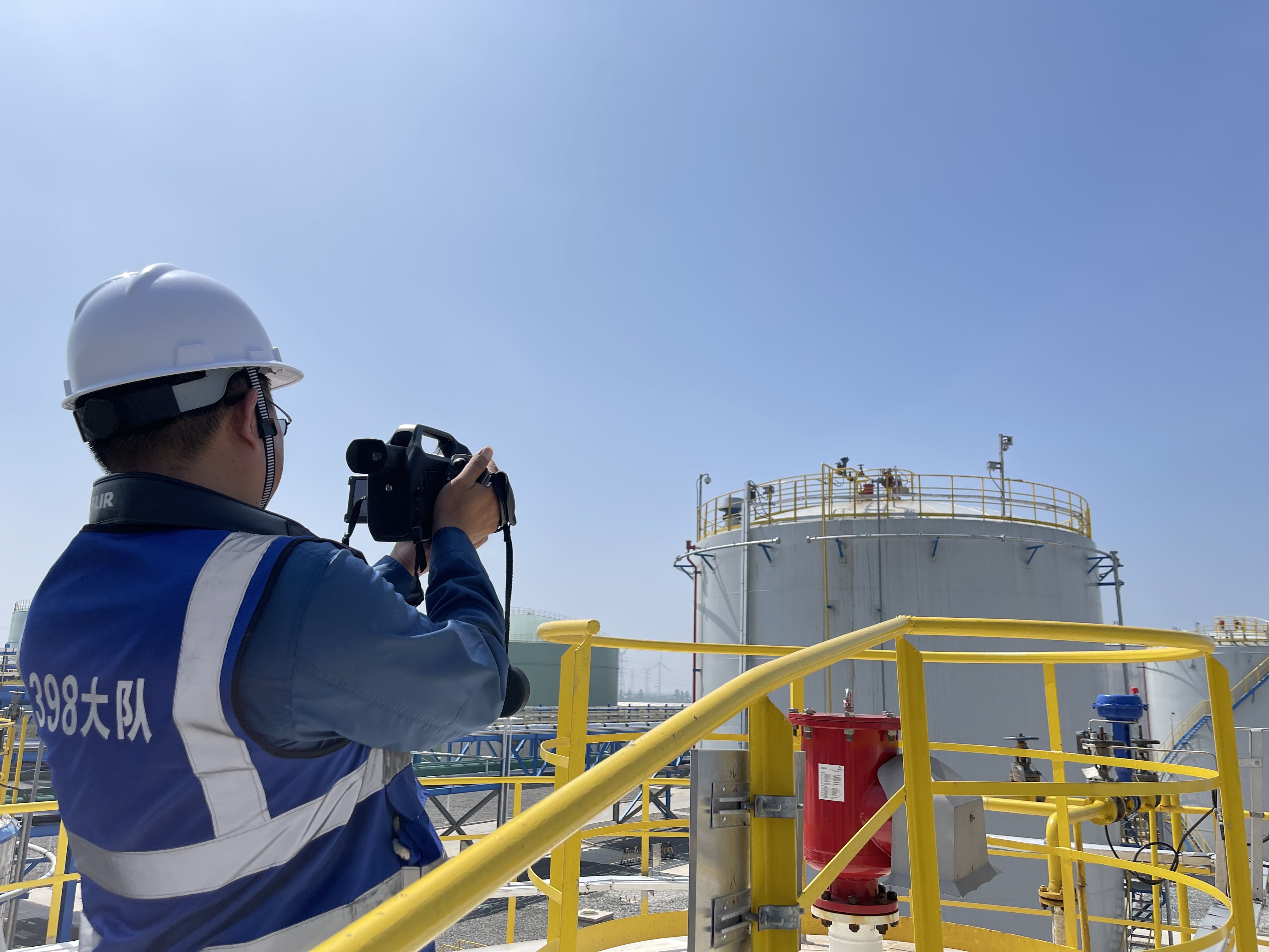 工作人員在企業(yè)罐區(qū)使用紅外熱成像儀進(jìn)行廢氣泄漏檢查。徐圩新區(qū)供圖