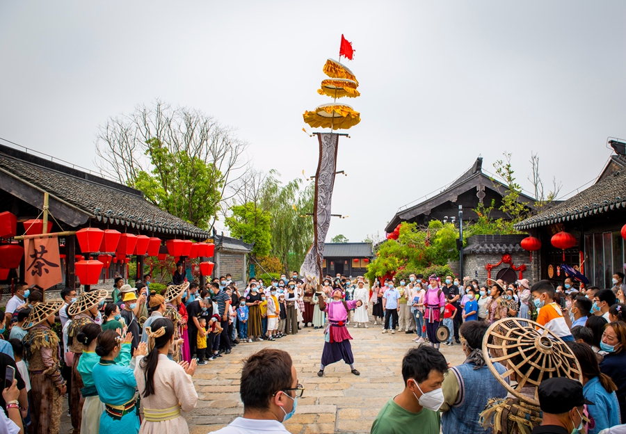 游客圍觀戲劇演出。