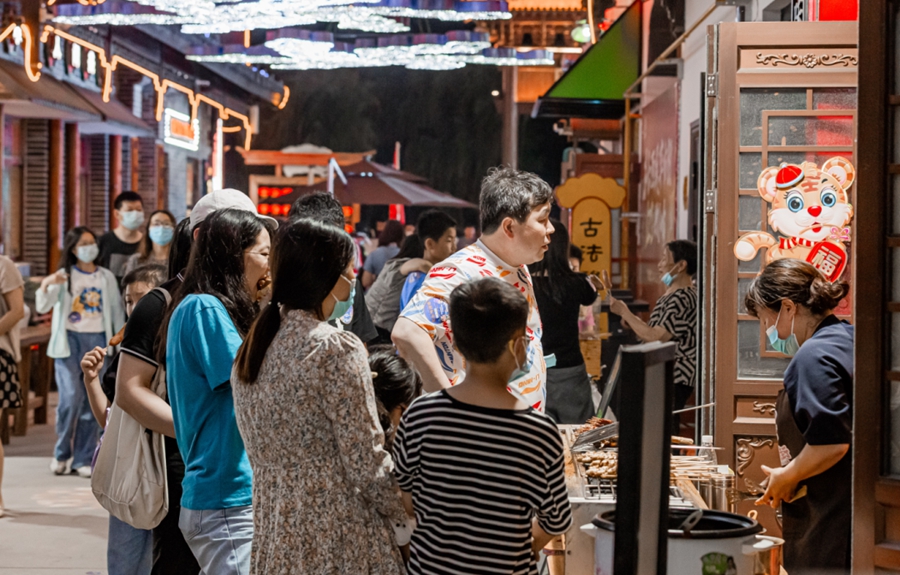 游客在景區(qū)體驗(yàn)美食。