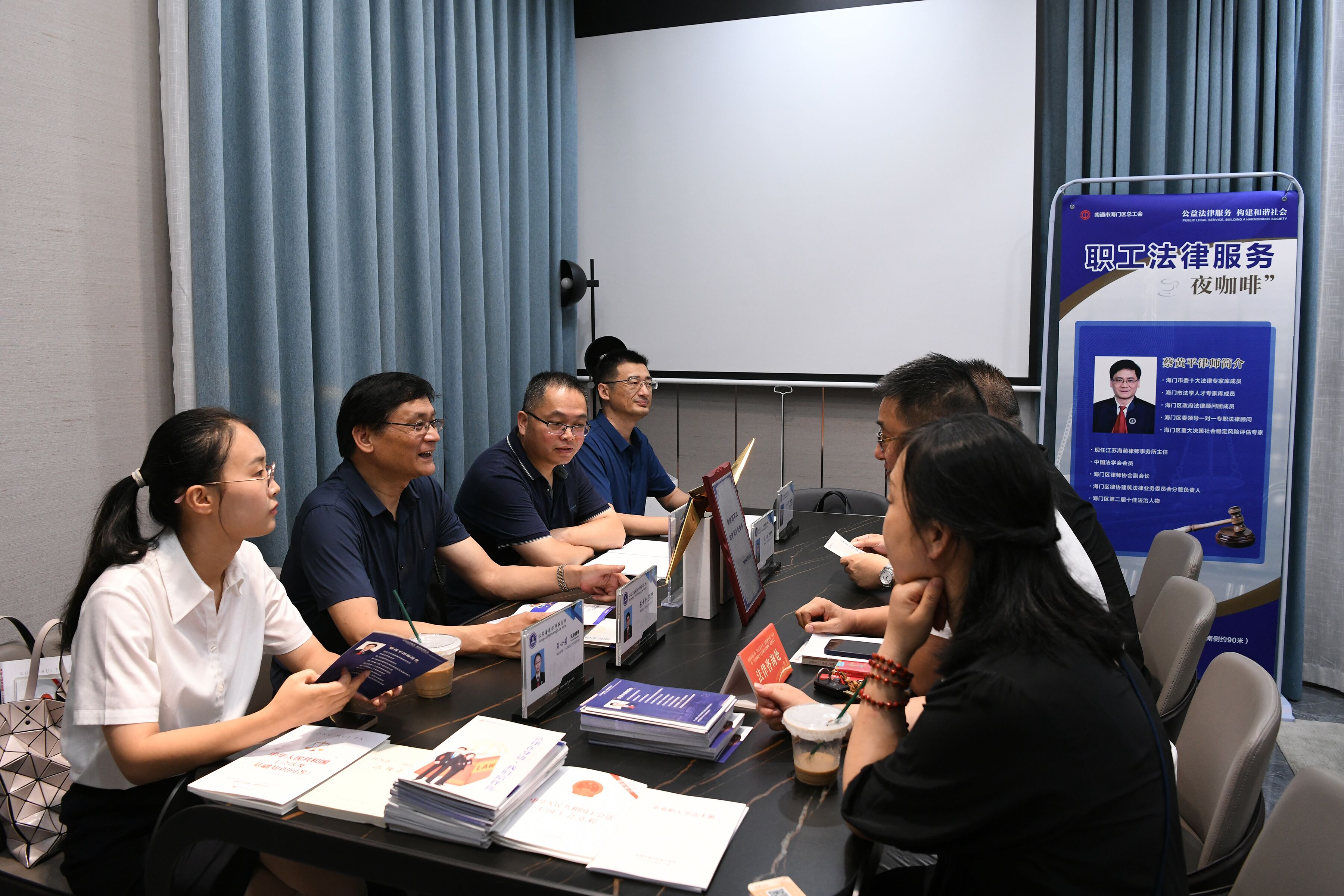 律協(xié)志愿者免費(fèi)接受群眾法律咨詢。贠琛攝
