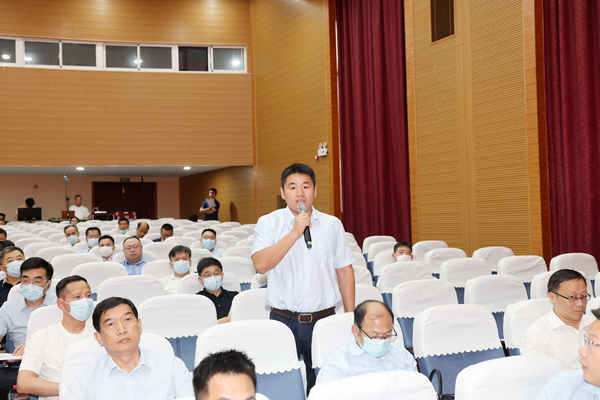 圖為深國際江蘇興旺物流有限公司董事長黃小剛現(xiàn)場提問。朱其攝