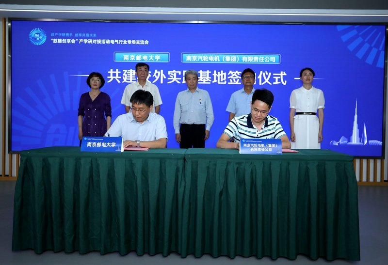 圖為簽約現(xiàn)場。鼓宣攝