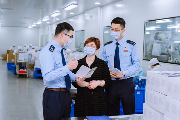 稅務(wù)部門走進新能源企業(yè)落實稅收政策。江蘇稅務(wù)供圖