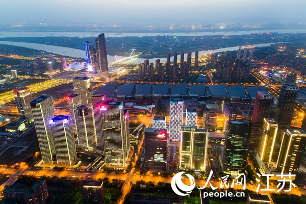 南京金融城熠熠生輝。林琨攝