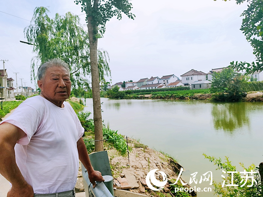 村民劉光斗對如今愜意的田園生活深感滿意。人民網(wǎng)記者 王繼亮攝