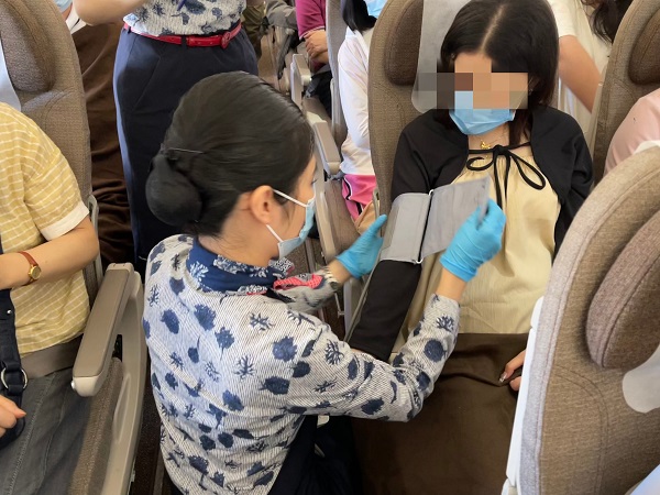 乘務(wù)組正在為懷孕旅客測(cè)量血壓。東航江蘇公司供圖