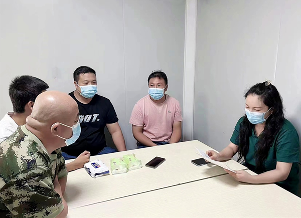 祝麗菊（右一）在給工作人員做業(yè)務(wù)培訓(xùn)。灌云縣委宣傳部供圖