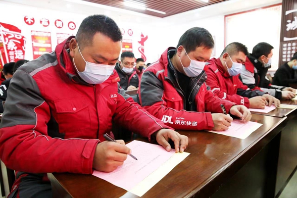 “小哥”們票選產(chǎn)生快遞行業(yè)工會班子成員。朱華南攝