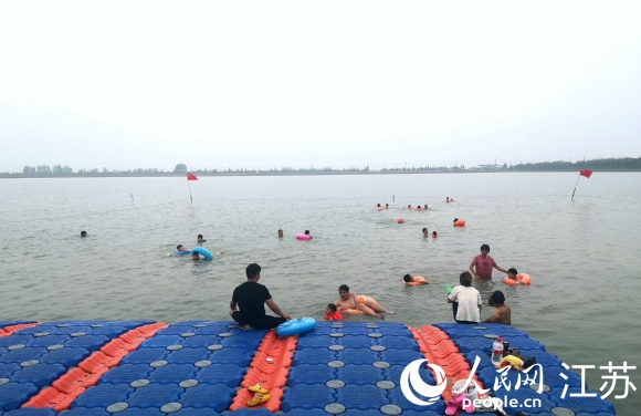 水環(huán)境治理后的蜈蚣湖打造出一片淺水區(qū)域供群眾夏日游樂(lè)。 人民網(wǎng) 張玉峰攝