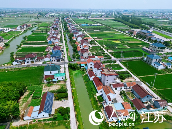 沿河而建的富港村民居。人民網(wǎng)記者 王繼亮攝