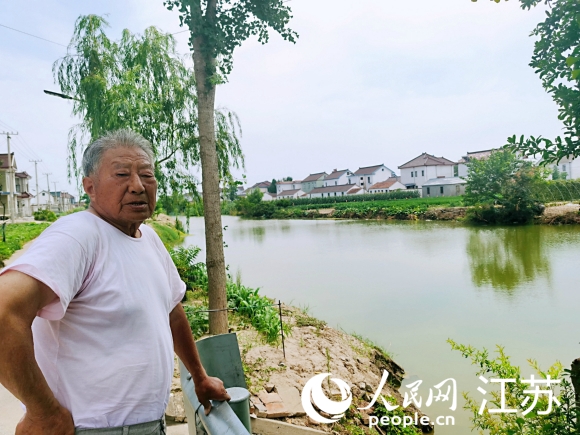 談及富港村的變化，村民劉光斗如數(shù)家珍。人民網(wǎng)記者 王繼亮攝