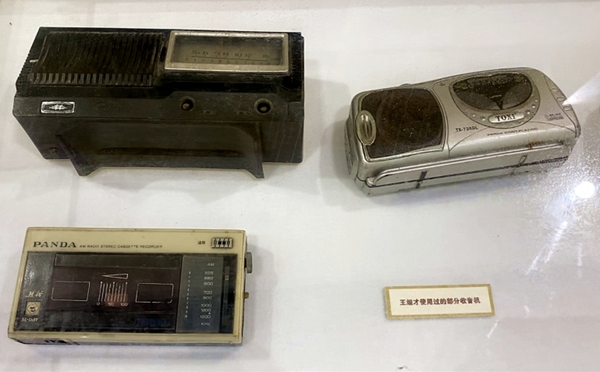 王繼才生前使用過的部分收音機。灌云縣委宣傳部供圖