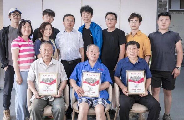 6月21日，“黨旗紅遍彎腰溝”采集團(tuán)隊(duì)在彎腰溝采訪。陳鈺攝