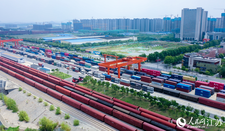 中歐班列“江蘇號(hào)”郵政班列首發(fā)開行儀式現(xiàn)場(chǎng)。江三敏攝