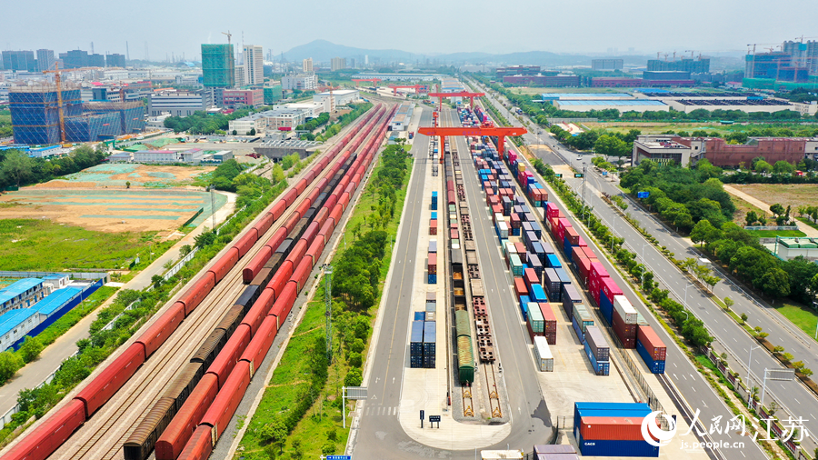 中歐班列“江蘇號”郵政班列首發(fā)開行儀式現(xiàn)場。江三敏攝