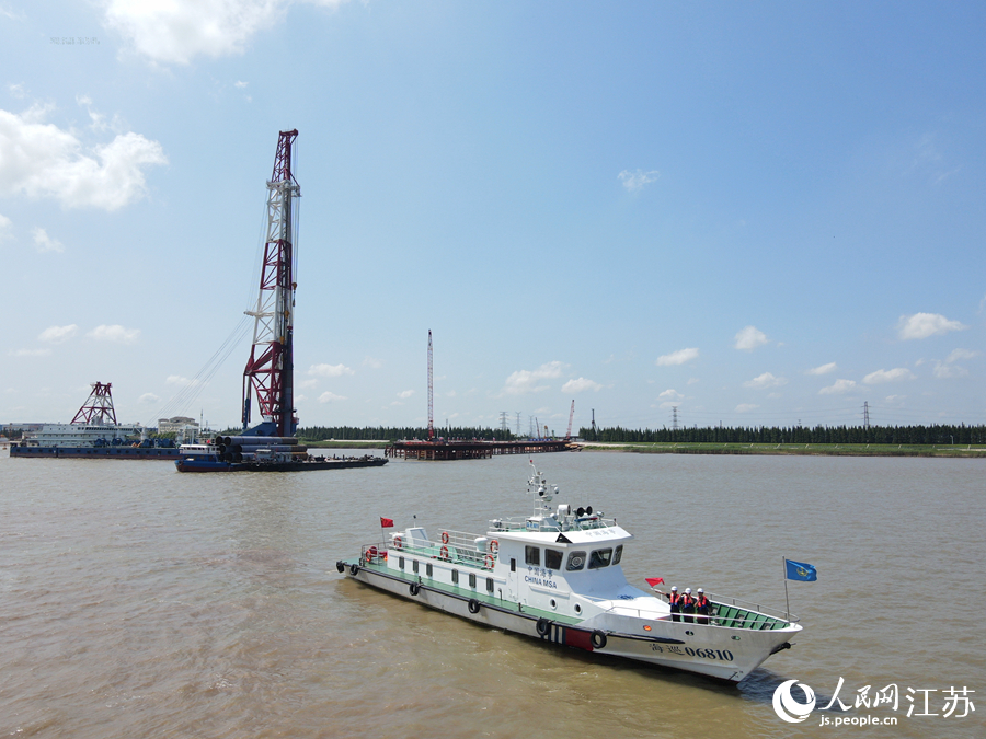 張靖皋長(zhǎng)江大橋主體工程打下第一樁。陸琪攝