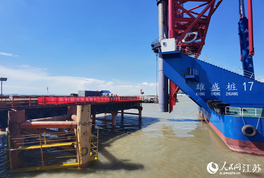 張靖皋長(zhǎng)江大橋主體工程打下第一樁。陸琪攝