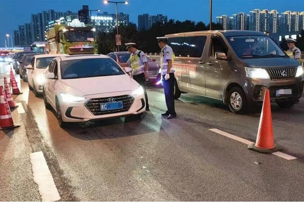 部門聯(lián)動提升交通秩序。蘇州高鐵新城供圖