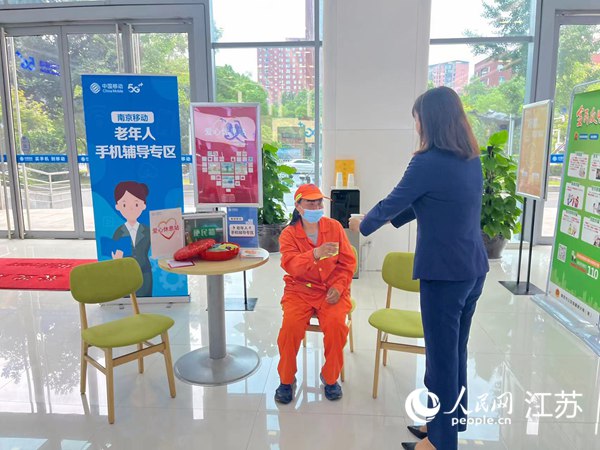 廬山路移動營業(yè)廳愛心休息站內(nèi)，業(yè)務(wù)員為環(huán)衛(wèi)工阿姨倒水。人民網(wǎng) 李子佩攝