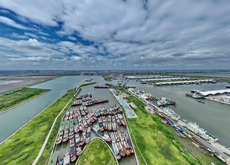 8月1日，啟東呂四漁港首批百余艘漁船整裝待發(fā)。許叢軍攝