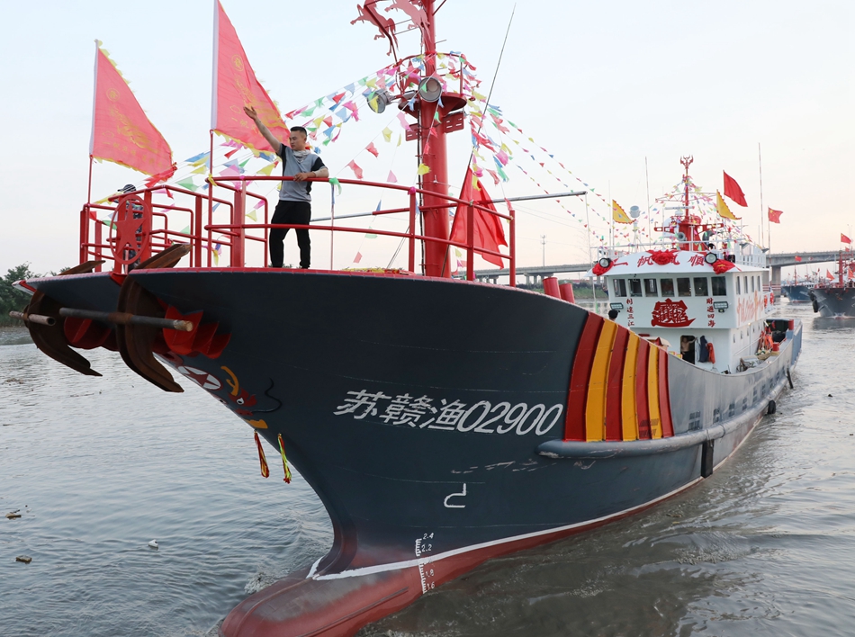 連云港贛榆漁船揚(yáng)帆啟航。榆宣攝